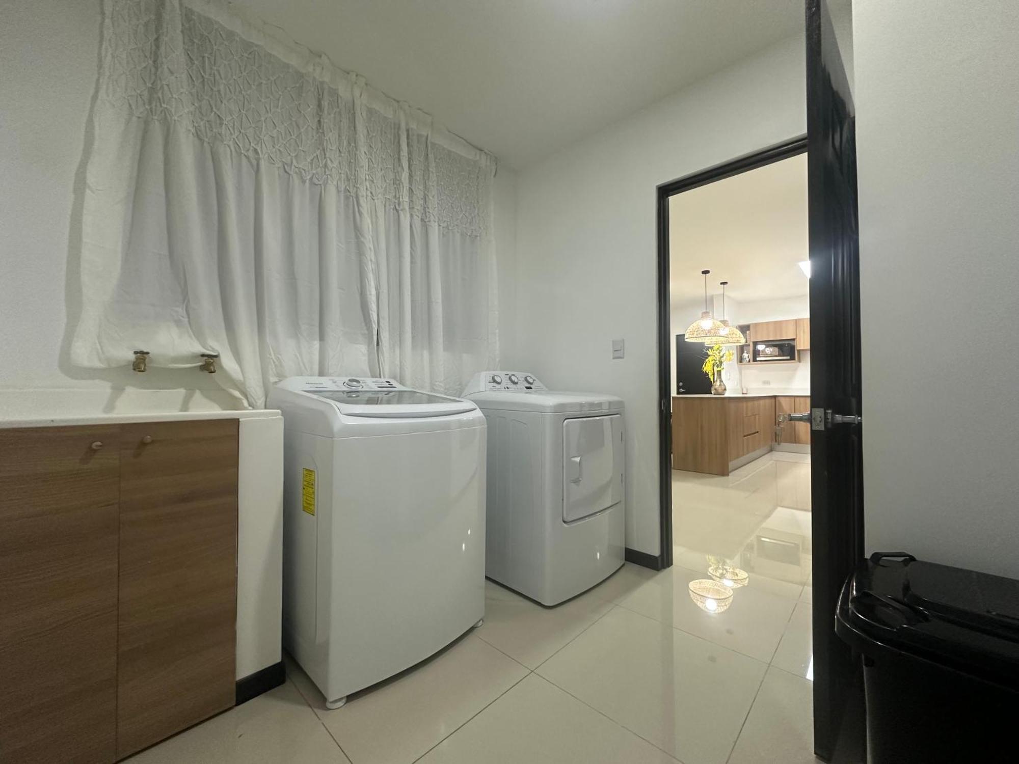 3br,2ba, 4mi From Sjo Airport, Pool,gated, Gym Apartment *