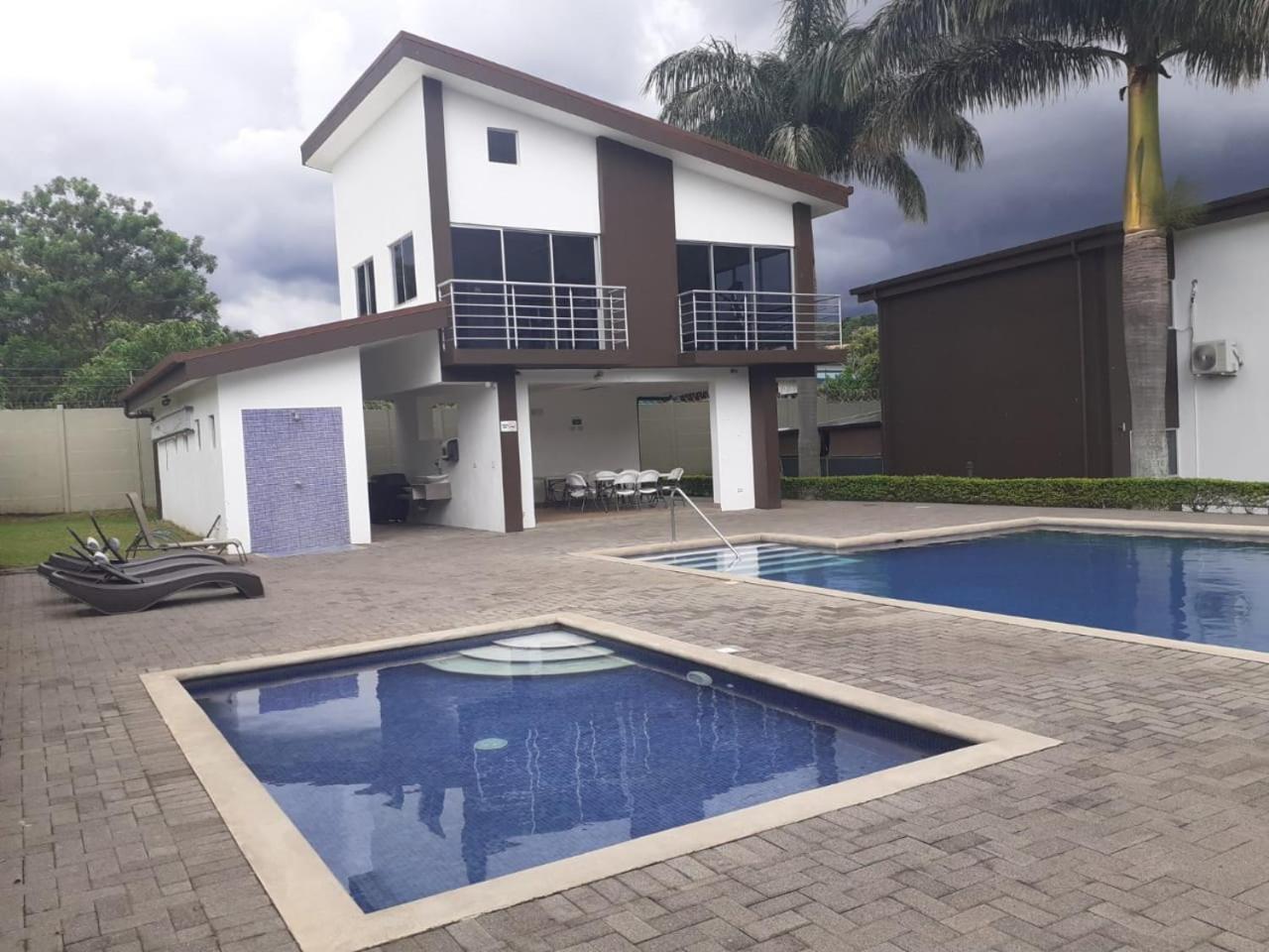 3br,2ba, 4mi From Sjo Airport, Pool,gated, Gym Apartment Desamparados (Alajuela)