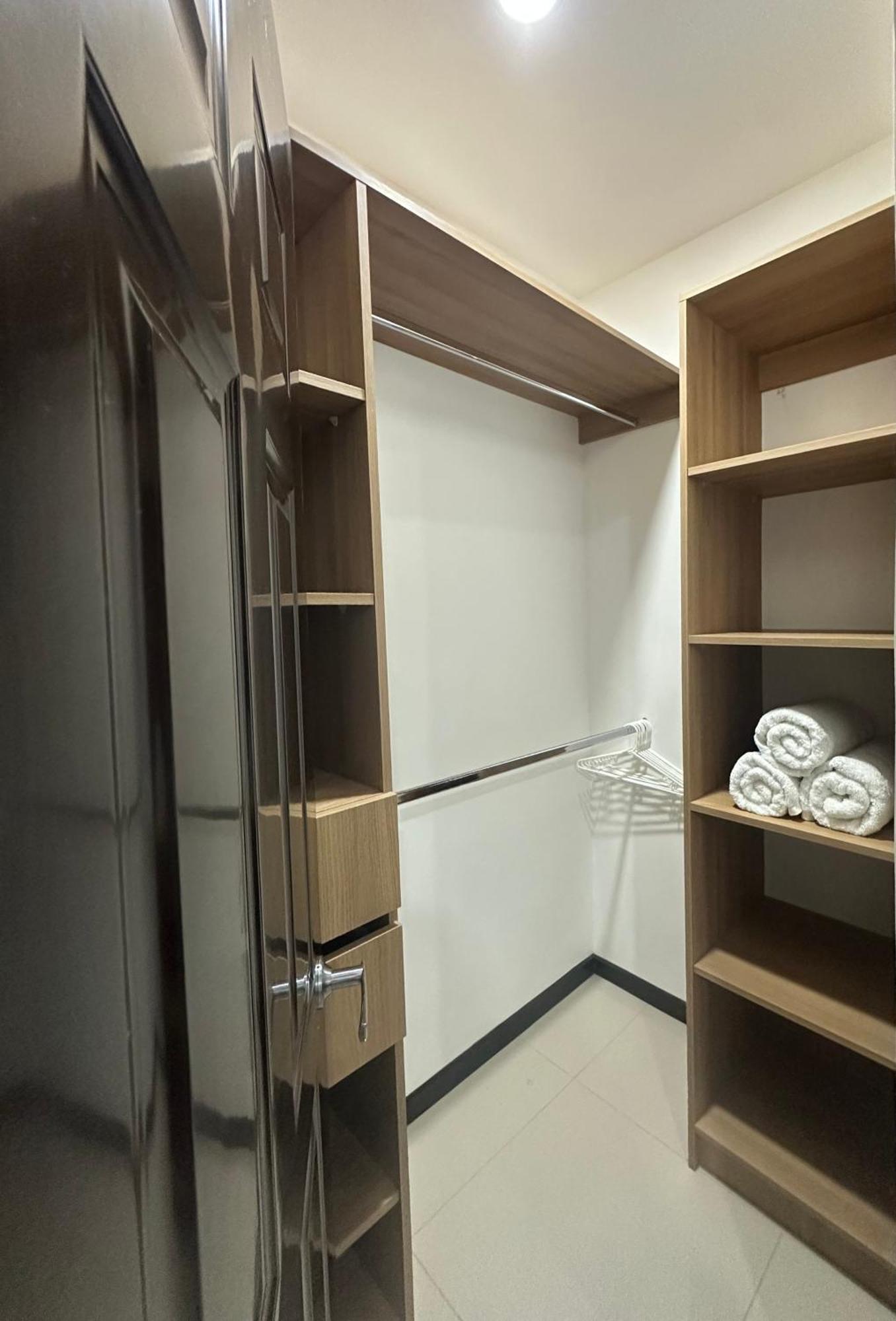 3br,2ba, 4mi From Sjo Airport, Pool,gated, Gym Apartment Desamparados (Alajuela)