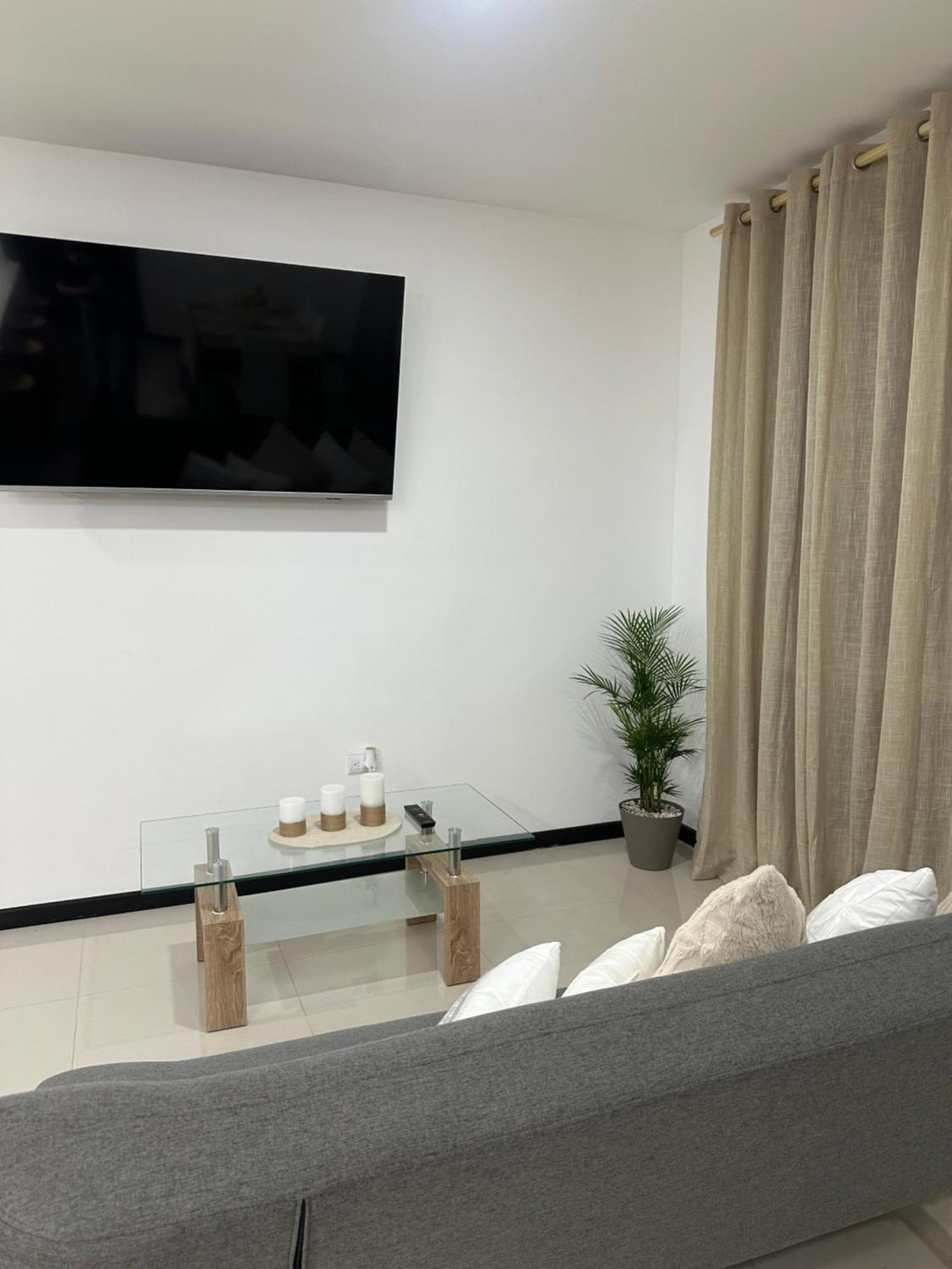 3br,2ba, 4mi From Sjo Airport, Pool,gated, Gym * Desamparados (Alajuela)
